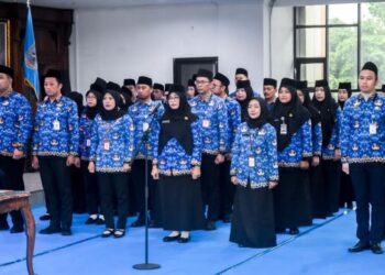 Puluhan pejabat fungsional, dan kepala sekolah saat menjalani pelantikan di Ruang Kaloka, Kantor Setda Kota Salatiga pada Jumat, 6 Februari 2026. (Dok.Prokompim Setda Salatiga/Lingkarjateng.id)
