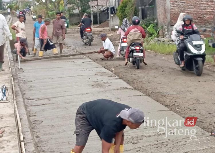 Kerap Picu Kecelakaan, Warga Sayung Demak Swadaya Perbaiki Jalan Rusak 25 Warga Desa Sayung, Kecamatan Sayung, Kabupaten Demak, memperbaiki jalan rusak secara swadaya. (M. Burhanuddin Aslam/Lingkarjateng.id)