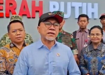 Zulhas Bantah Isu Dana Desa Dipotong untuk Koperasi Merah Putih 28 Menteri Koordinator Bidang Pangan Zulkifli Hasan memberi keterangan saat meninjau progres pembangunan Koperasi Merah Putih di Kelurahan Sampangan, Kecamatan Gajahmungkur, Kota Semarang, Jumat sore, 31 Januari 2026. (Rizky Syahrul Al-Fath/Lingkarjateng.id)