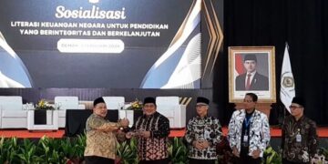 Anggota VI BPK RI, Fathan Subchi bersama Ketua DPRD Demak, Zayinul Fata saat berfoto bersama dengan para pejabat terkait serta PGSI dalam kegiatan sosialisasi literasi keuangan negara, Selasa, 3 Februari 2026. (M Burhanuddin Aslam/Lingkarjateng.id)
