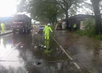 Petugas kepolisian Polres Demak saat melakukan olah TKP kecelakaan lalu lintas yang terjadi di Jalan Raya Demak–Kudus yang menewaskan seorang emas-emas, Senin, 9 Februari 2026. (M Burhanuddin Aslam/Lingkarjateng.id)