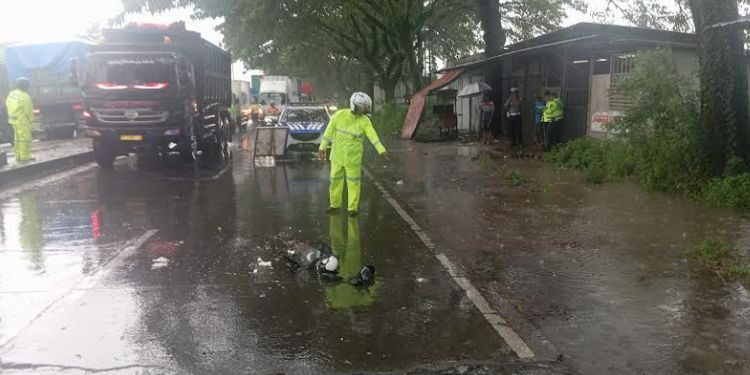 Petugas kepolisian Polres Demak saat melakukan olah TKP kecelakaan lalu lintas yang terjadi di Jalan Raya Demak–Kudus yang menewaskan seorang emas-emas, Senin, 9 Februari 2026. (M Burhanuddin Aslam/Lingkarjateng.id)
