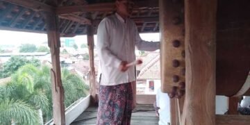 Tabuhan Bedug Resmi Tutup Dandangan Kudus, Tandai Sambut Awal Ramadan 1447 H 52 Seorang Santri Menabuh Bedug Di Atas Menara Kudus pada Rabu (18/2) sore. Foto : Fahtur Rohman /Lingkar Jateng