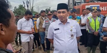 Wakil Gubernur Jawa Tengah Taj Yasin Maimoen turun langsung meninjau percepatan perbaikan tanggul Sungai Tuntang yang jebol di Desa Tinanding, Kecamatan Godong, Kabupaten Grobogan, Rabu, 18 Februari 2026. (Humas Pemprov Jateng/Lingkarjateng.id)