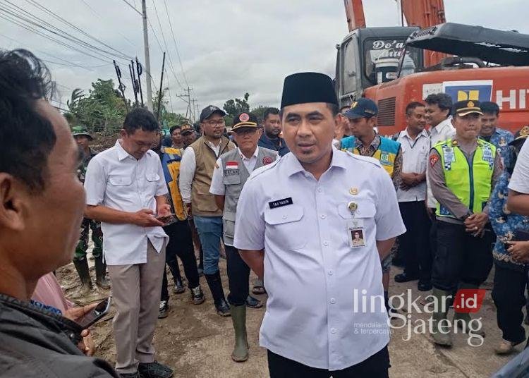 Perbaikan Tanggul Sungai Tuntang Dikebut, Wagub Jateng Targetkan 3 Hari Tuntas 25 Wakil Gubernur Jawa Tengah Taj Yasin Maimoen turun langsung meninjau percepatan perbaikan tanggul Sungai Tuntang yang jebol di Desa Tinanding, Kecamatan Godong, Kabupaten Grobogan, Rabu, 18 Februari 2026. (Humas Pemprov Jateng/Lingkarjateng.id)