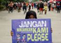 Ilustrasi: Seorang anak perempuan membentangkan poster tolak pernikahan dini di Makassar, Sulawesi Tengah. (Antara)