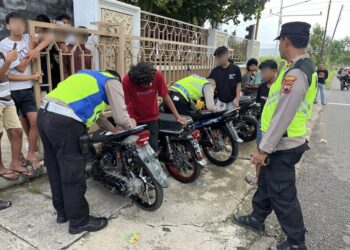 Polres Kudus saat mengamankan aksi balap liar di Desa Gondangmanis, Kecamatan Bae, Kudus, Kamis (5/2) sore. Foto : Nisa Hafizhotus Syarifa/LINGKAR