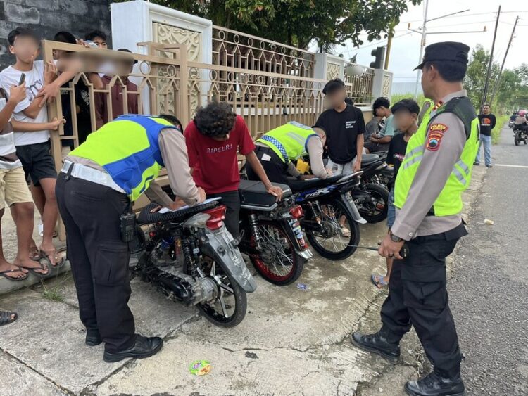 Polres Kudus saat mengamankan aksi balap liar di Desa Gondangmanis, Kecamatan Bae, Kudus, Kamis (5/2) sore. Foto : Nisa Hafizhotus Syarifa/LINGKAR