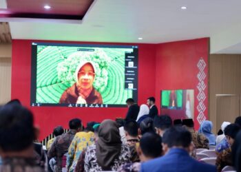 Guru Besar Hukum Administrasi Negara Universitas Sebelas Maret, I Gusti Ayu Ketut Rahmi Handayani selaku penguji sidang Doktor Ilmu Hukum  Wakil Ketua DPRD Jateng Mohammad Saleh. (Lingkarjateng.id)