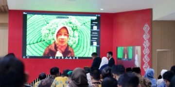 Guru Besar UNS: Rekonstruksi Regulasi PSN ala Mohammad Saleh Layak Ditindaklanjuti 16 Guru Besar Hukum Administrasi Negara Universitas Sebelas Maret, I Gusti Ayu Ketut Rahmi Handayani selaku penguji sidang Doktor Ilmu Hukum Wakil Ketua DPRD Jateng Mohammad Saleh. (Lingkarjateng.id)