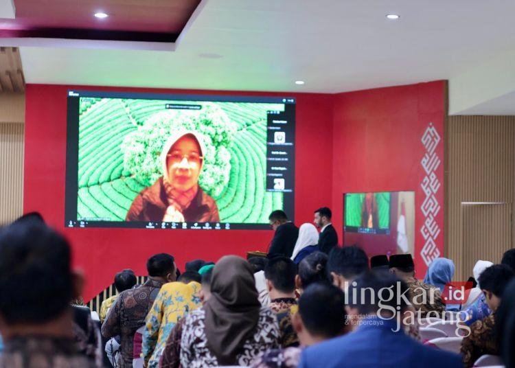 Guru Besar UNS: Rekonstruksi Regulasi PSN ala Mohammad Saleh Layak Ditindaklanjuti 25 Guru Besar Hukum Administrasi Negara Universitas Sebelas Maret, I Gusti Ayu Ketut Rahmi Handayani selaku penguji sidang Doktor Ilmu Hukum Wakil Ketua DPRD Jateng Mohammad Saleh. (Lingkarjateng.id)