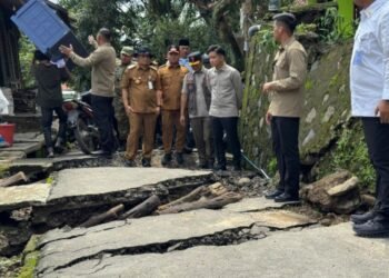 Gubernur Jateng Utamakan Relokasi Korban Tanah Gerak Tegal, Jamin Huntap dan Huntara 25 Gubernur Jawa Tengah Ahmad Luthfi bersama Wakil Presiden (Wapres) Gibran Rakabuming meninjau keadaan Desa Padasari, Tegal, yang terdampak bencana tanah gerak, Jumat, 6 Februari 2026. (Humas Pemprov Jateng/Lingkarjateng.id)
