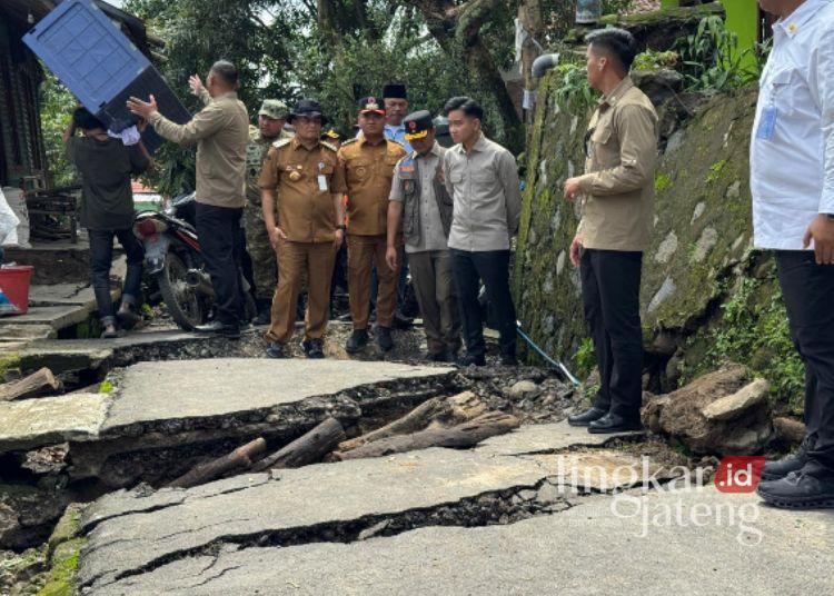 Gubernur Jateng Utamakan Relokasi Korban Tanah Gerak Tegal, Jamin Huntap dan Huntara 25 Gubernur Jawa Tengah Ahmad Luthfi bersama Wakil Presiden (Wapres) Gibran Rakabuming meninjau keadaan Desa Padasari, Tegal, yang terdampak bencana tanah gerak, Jumat, 6 Februari 2026. (Humas Pemprov Jateng/Lingkarjateng.id)
