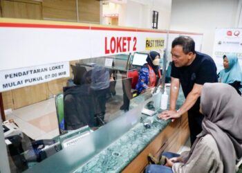 Gubernur Jawa Tengah, Ahmad Luthfi memantau layanan kesehatan salah satu rumah sakit. (Dok. Humas Pemprov Jateng/Lingkarjateng.id)