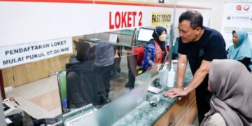 Gubernur Jawa Tengah, Ahmad Luthfi memantau layanan kesehatan salah satu rumah sakit. (Dok. Humas Pemprov Jateng/Lingkarjateng.id)