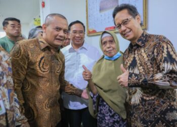 Gubernur Jawa Tengah Ahmad Luthfi saat mendampingi Menteri Kesehatan Budi Gunadi Sadikin meninjau cek kesehatan gratis di Puskesmas Pandanaran, Kota Semarang, Selasa, 10 Februari 2026. (Dok. Pemprov Jateng/Lingkarjateng.id)