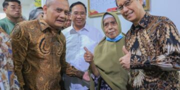 Gubernur Jawa Tengah Ahmad Luthfi saat mendampingi Menteri Kesehatan Budi Gunadi Sadikin meninjau cek kesehatan gratis di Puskesmas Pandanaran, Kota Semarang, Selasa, 10 Februari 2026. (Dok. Pemprov Jateng/Lingkarjateng.id)