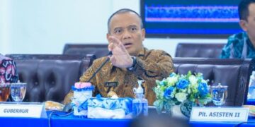 Gubernur Jawa Tengah Ahmad Luthfi saat memberikan arahan kepada seluruh organisasi perangkat daerah (OPD) serta Badan Usaha Milik Daerah (BUMD) dan Badan Layanan Umum Daerah (BLUD) di Kantor Gubernur Jawa Tengah, Selasa, 10 Februari 2026. (Humas Pemprov Jateng/Lingkarjateng.id)