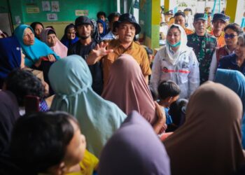 Gubernur Jawa Tengah Ahmad Luthfi saat mengunjungi pengungsian korban tanah gerak di Sirampog, Brebes, Rabu 18 Februari 2026. (Humas Pemprov Jateng/Lingkarjateng.id)