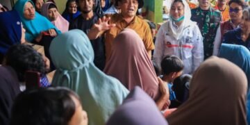 Gubernur Jateng Kebut Pembangunan Huntara Untuk Korban Tanah Gerak di Brebes 16 Gubernur Jawa Tengah Ahmad Luthfi saat mengunjungi pengungsian korban tanah gerak di Sirampog, Brebes, Rabu 18 Februari 2026. (Humas Pemprov Jateng/Lingkarjateng.id)