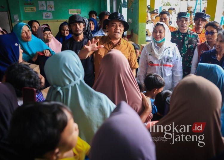 Gubernur Jateng Kebut Pembangunan Huntara Untuk Korban Tanah Gerak di Brebes 25 Gubernur Jawa Tengah Ahmad Luthfi saat mengunjungi pengungsian korban tanah gerak di Sirampog, Brebes, Rabu 18 Februari 2026. (Humas Pemprov Jateng/Lingkarjateng.id)