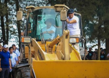 Gubernur Jawa Tengah, Ahmad Luthfi bersama wakil Gubernur Taj Yasin saat memimpin langsung Gerakan Jateng ASRI di Pantai Jodo, Desa Sidorejo, Kecamatan Gringsing, Kabupaten Batang, Selasa, 24 Februari 2026. (Humas Pemprov Jateng/Lingkarjateng.id)