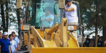 Gubernur Jawa Tengah, Ahmad Luthfi bersama wakil Gubernur Taj Yasin saat memimpin langsung Gerakan Jateng ASRI di Pantai Jodo, Desa Sidorejo, Kecamatan Gringsing, Kabupaten Batang, Selasa, 24 Februari 2026. (Humas Pemprov Jateng/Lingkarjateng.id)