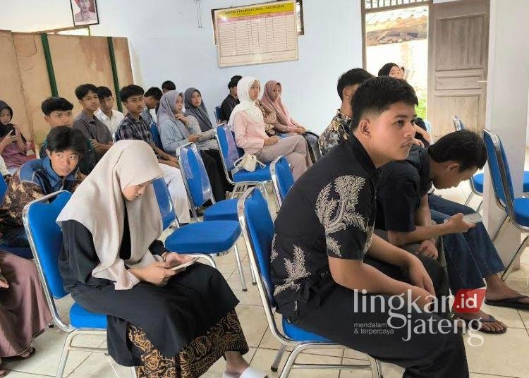Jemput Bola, Disdukcapil Kendal Dekatkan Layanan Adminduk Warga Desa Gedong 26 kendal 10