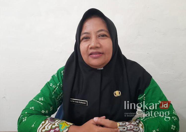 Kesbangpol Kendal Tingkatkan Peran di Bidang Politik Dalam Negeri dan Ormas 25 Kabid Dalam Negeri dan Ormas pada Badan Kesbangpol Kabupaten Kendal, Ratih Susi Purnani saat diwawancarai. (Anik Kustiani/Lingkarjateng.id)