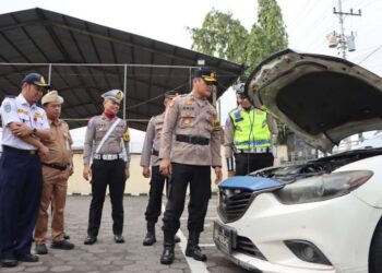 Plh Kabagops Polres Kendal Kompol Amin beserta jajaran saat melakukan pengecekan kendaraan laik jalan di halaman Mapolres Kendal, Senin 2 Februari 2026. (Dok. Pribadi/Lingkarjateng.id)