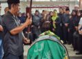 Bupati Kendal Dyah Kartika Permanasari melayat di rumah duka Wakil Ketua DPRD sekaligus Ketua PDI Perjuangan Kabupaten Kendal, Akhmat Suyuti pada Jumat, 6 Februari 2026. (Dok. Pribadi/Lingkarjateng.id)
