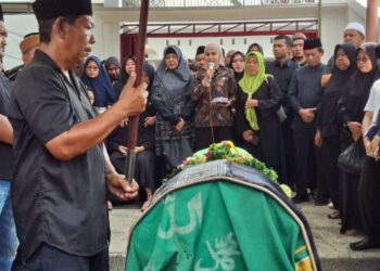 Bupati Kendal Dyah Kartika Permanasari melayat di rumah duka Wakil Ketua DPRD sekaligus Ketua PDI Perjuangan Kabupaten Kendal, Akhmat Suyuti pada Jumat, 6 Februari 2026. (Dok. Pribadi/Lingkarjateng.id)