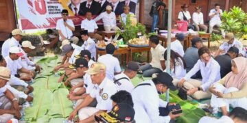 Peringatan HUT Gerindra ke-18 di Kabupaten Kendal digelar sederhana dengan syukuran potong tumpeng dan pembagian sembako dan pengobatan gratis. (Dok. Pribadi/Lingkarjateng.id)