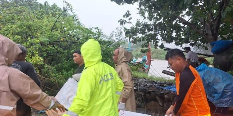 Tim BPBD Kendal mengevakuasi korban hanyut di Sungai Bodri, Senin, 9 Februari 2026. (Dok. Pribadi/Lingkarjateng.id)