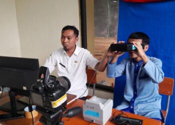 Siswa SMK Muhammadiyah Darul Arqom Patean melakukan perekaman data KTP elektronik, Rabu 11 Februari 2026. (Anik Kustiani/Lingkarjateng.id)