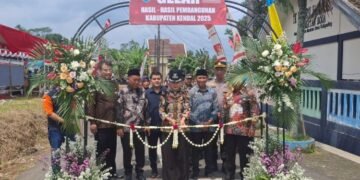 Bupati Kendal Dyah Kartika Permanasari saat meresmikan  hasil pembangunan 2025, dengan pemotongan pita di ruas jalan Boja - Kaligading. (Unggul Priambodo/Lingkarjateng.id)