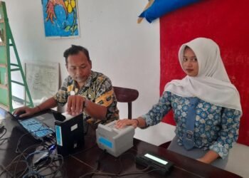 Dinas Kependudukan dan Pencatatan Sipil (Disdukcapil) Kabupaten Kendal menyelenggarakan perekaman KTP-el di SMAN 1 Patean Kamis, 12 Februari 2026. (Anik Kustiani/Lingkarjateng.id)