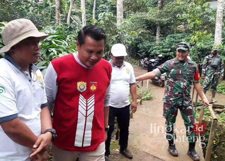 Jadi Sasaran TMMD Reguler, Jembatan Dusun Tempuran Kendal Akan Diperlebar 25 Kepala Dispermasdes, Yanuar Fatoni mendampingi Dandim 0715/Kendal meninjau jembatan di Dusun Tempuran Desa Gedong yang jadi sasaran TMMD untuk diperlebar, Jumat, 13 Februari 2026. (Anik Kustiani/Lingkarjateng.id)