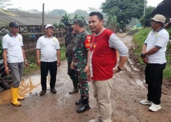 Dandim 0715/Kendal, Letkol Inf Bagus Setyawan bersama Kepala Dispermasdes Yanuar Fatoni meninjau pengecoran jalan TMMD Reguler, Jumat 13 Februari 2026. (Anik Kustiani/Lingkarjateng.id)