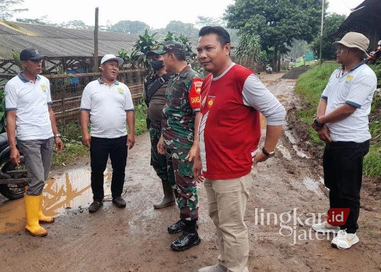 Hari Keempat TMMD, Pengecoran Jalan Desa Gedong Kendal Capai 600 Meter 25 Dandim 0715/Kendal, Letkol Inf Bagus Setyawan bersama Kepala Dispermasdes Yanuar Fatoni meninjau pengecoran jalan TMMD Reguler, Jumat 13 Februari 2026. (Anik Kustiani/Lingkarjateng.id)