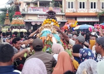 Warga antusias berebut gunungan di acara Dugderan di Masjid Agung Kendal, Selasa, 17 Februari 2026 sore. (Anik Kustiani/Lingkarjateng.id)