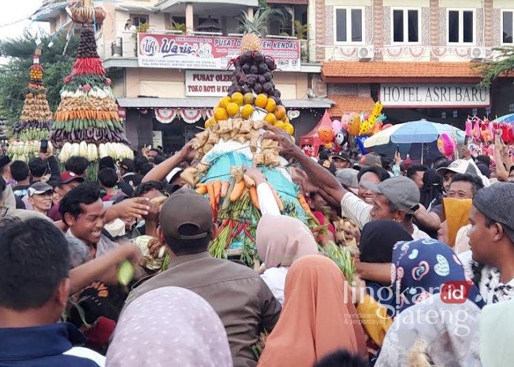 Sambut Ramadhan 1447 H, Warga Berebut Gunungan di Masjid Agung Kendal 25 Warga antusias berebut gunungan di acara Dugderan di Masjid Agung Kendal, Selasa, 17 Februari 2026 sore. (Anik Kustiani/Lingkarjateng.id)