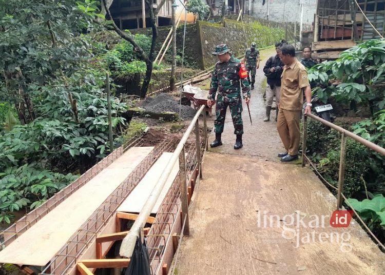 Pembangunan Jembatan Dusun Tempuran Kendal Ditarget Rampung Pekan Depan 25 Dandim 0715/Kendal saat meninjau pembangunan jembatan Dusun Tempuran, Desa Gedong, Senin, 23 Februari 2026. (Anik Kustiani/Lingkarjateng.id)
