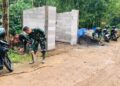 Pembangunan poskamling program TMMD di Dusun Kandang, Desa Gedong, Kecamatan Patean, Kabupaten Kendal, Selasa, 24 Februari 2026. (Anik Kustiani/Lingkarjateng.id)