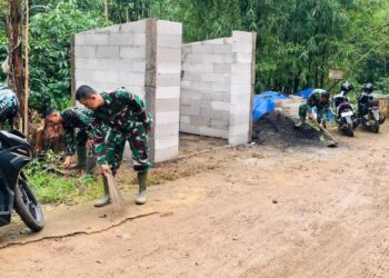 Pembangunan poskamling program TMMD di Dusun Kandang, Desa Gedong, Kecamatan Patean, Kabupaten Kendal, Selasa, 24 Februari 2026. (Anik Kustiani/Lingkarjateng.id)