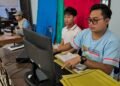 Salah seorang warga yang sedang perekaman KTP dalam pelayanan jemput bola oleh petugas Disdukcapil Kendal di Balai Desa Gedong, Patean, Kendal. (Arvian Maulana/Lingkarjateng.id)