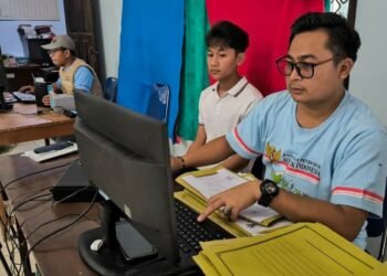 Salah seorang warga yang sedang perekaman KTP dalam pelayanan jemput bola oleh petugas Disdukcapil Kendal di Balai Desa Gedong, Patean, Kendal. (Arvian Maulana/Lingkarjateng.id)