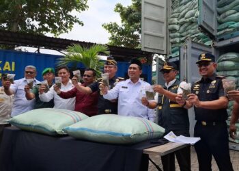Pengungkapan kasus 5 kontainer kratom tujuan India oleh Kantor Wilayah Direktorat Jenderal Bea dan Cukai (DJBC) Jawa Tengah dan D.I.Y bersama Kejaksaan Negeri Kota Semarang, Rabu, 25 Februari 2026. (Rizky Syahrul/Lingkarjateng.id)
