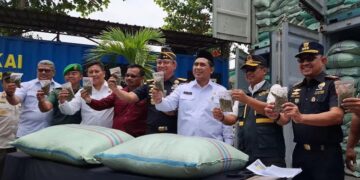 Pengungkapan kasus 5 kontainer kratom tujuan India oleh Kantor Wilayah Direktorat Jenderal Bea dan Cukai (DJBC) Jawa Tengah dan D.I.Y bersama Kejaksaan Negeri Kota Semarang, Rabu, 25 Februari 2026. (Rizky Syahrul/Lingkarjateng.id)