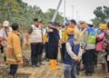 Gubernur Jawa Tengah, Ahmad Luthfi saat meninjau langsung lokasi tanggul Sungai Tuntang, Grobogan yang jebol Selasa, 17 Februari 2026. (Dok. Humas Pemprov Jateng/Lingkarjareng.id)